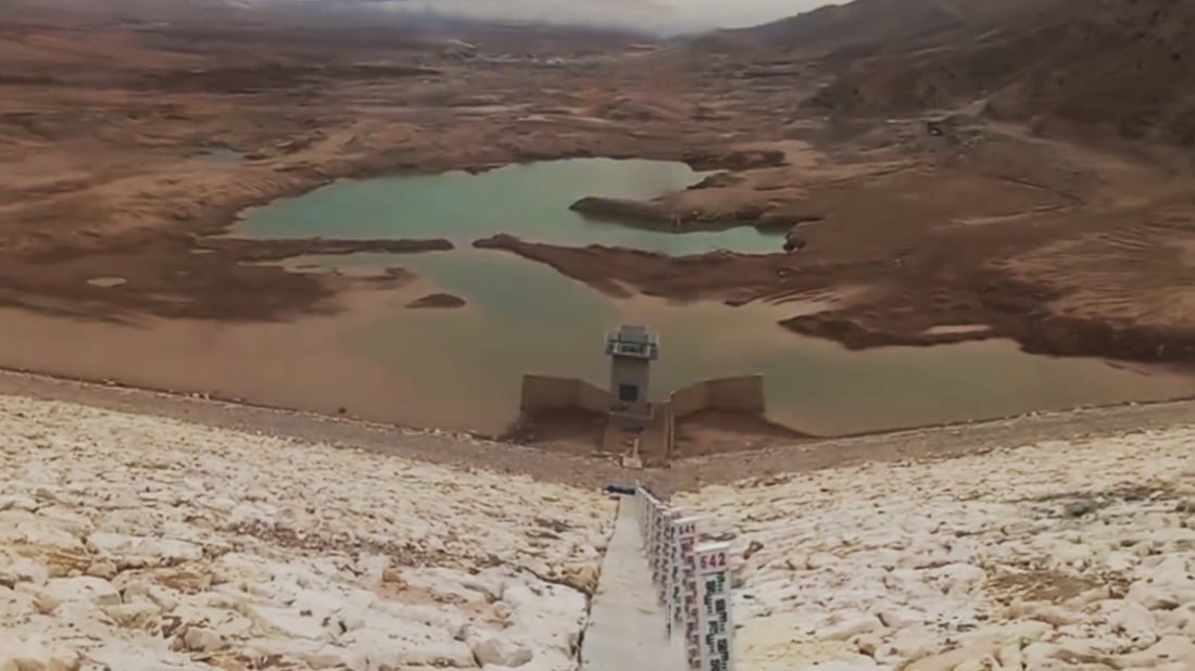 له‌ یه‌كه‌م ساڵی گلدانه‌وه‌یدا به‌نداوه‌كه‌ى به‌ستۆڕه‌ هیشك و بیرنگه‌