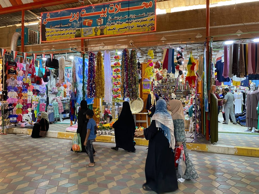 “بيت وريش” يرضي عشاق الأقمشة في هيت.. كلّ شيء متوفر والصيفي أرخص (صور)