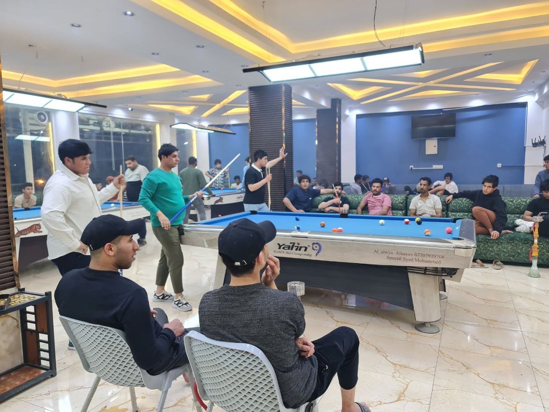 شباب السماوة يلعبون البليارد حتى الصباح.. بطولة حماسية في حي الحسين (صور)