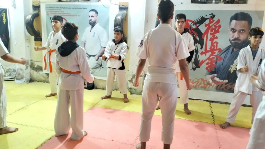مركز وحيد لكن النتائج مبهرة.. شباب العبيدي أتقنوا منازلات “الكاراتيه” (فيديو)