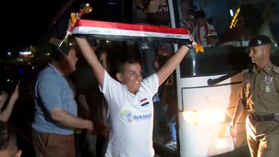 فيديو: تكريت تنثر الحلوى احتفالاً بعباقرة الرياضيات.. عادوا من تركيا بـ3 ألقاب