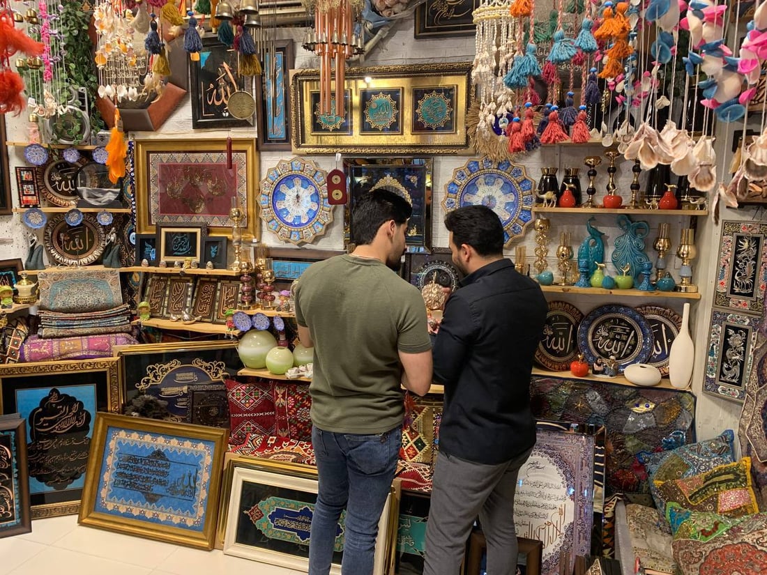 منمنمات وجلسات عربية.. “فيروزيات” تكسر رتابة سوق الكوت بالأنتيك اليدوي (صور)
