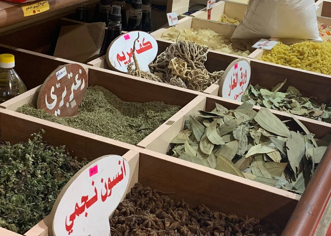 عطارو بغداد ينافسون الصيدليات بالعشب الرخيص.. وطبيب يحذر من الفشل الكلوي (صور)
