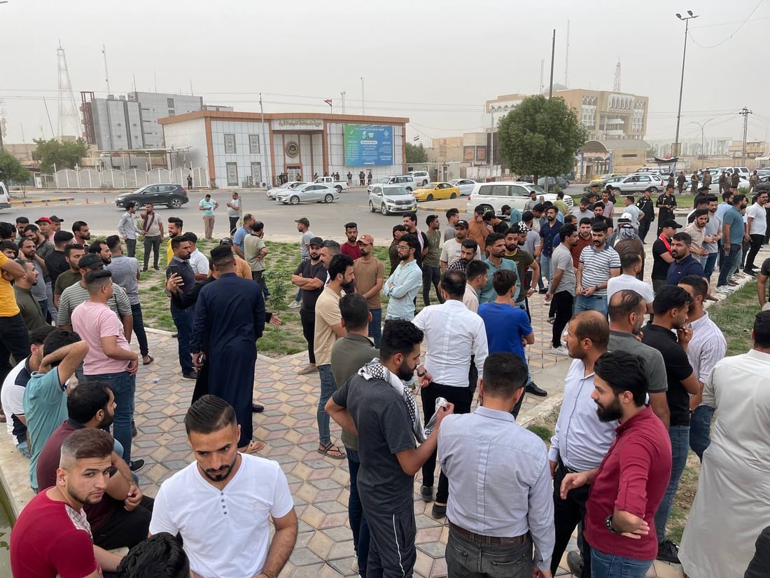 تظاهرة النجف تغلق شوارع رئيسة.. خريجون يذكرون السوداني بوعده (فيديو)