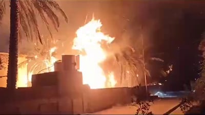 سوق الشيوخ قبل قليل.. حريق يلتهم مكتبته المركزية والنيران امتدت إليها من الحديقة