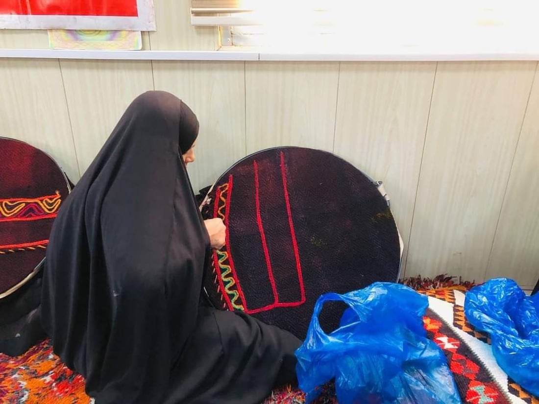 المثنى: 30 فتاة من “الخضر” تعلمن حياكة السجاد بمساعدة أميركية (صور)