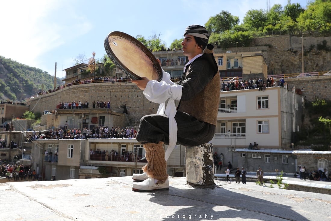 فێستیڤاڵی دەف و خواردنی كوردەواری لە شارەدێی بنكان لە رۆژهەڵاتی كوردستان، دیمەنەكان ئاهەنگ و خۆشی دانیشتوانی شارەدێكە نیشان دەدەن.

ئەم وێنانە لە ئەكاونتی فۆتۆگرافەر هۆگر کەمال وەرگیراوە.