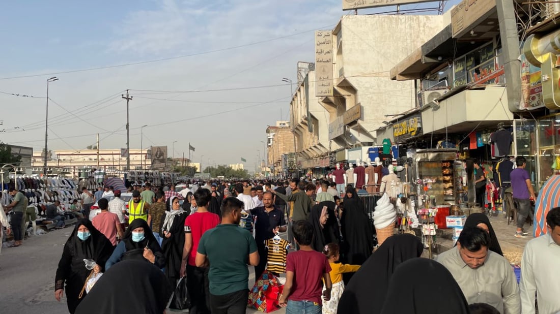 صور من بسطيات شارع الصادق في النجف: بعنا كل البضاعة.. زوار المحافظات حركوا السوق