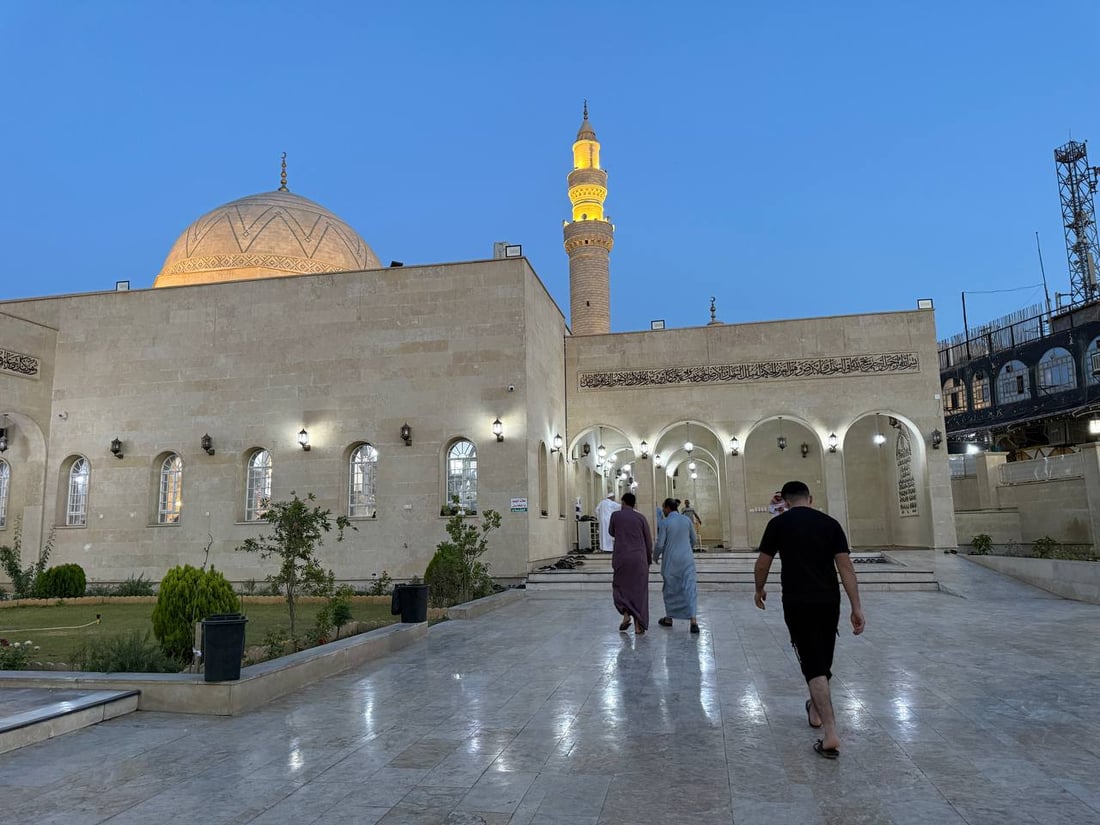 صور.. مئات المصلين يؤدون صلاة عيد الأضحى في جامع النبي جرجيس وسط الموصل