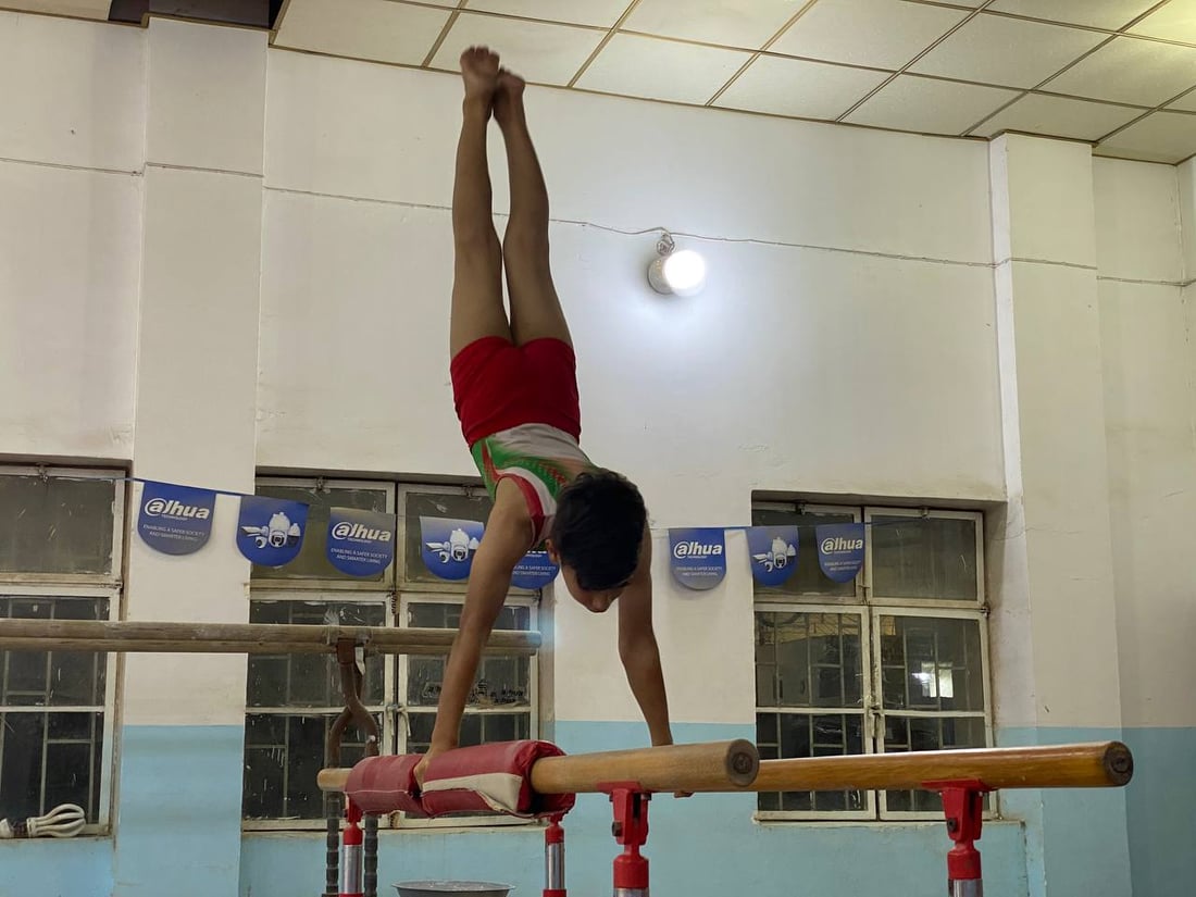 كابتن نوار يدرب أطفال البصرة لذهبية آسيا.. مرح وقساوة في قاعة الجمباز (فيديو)