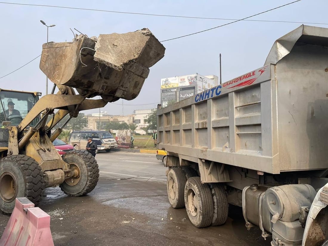 صور: رفع الصبات الكونكريتية من سيطرتي اللقاء والجامعة في بغداد