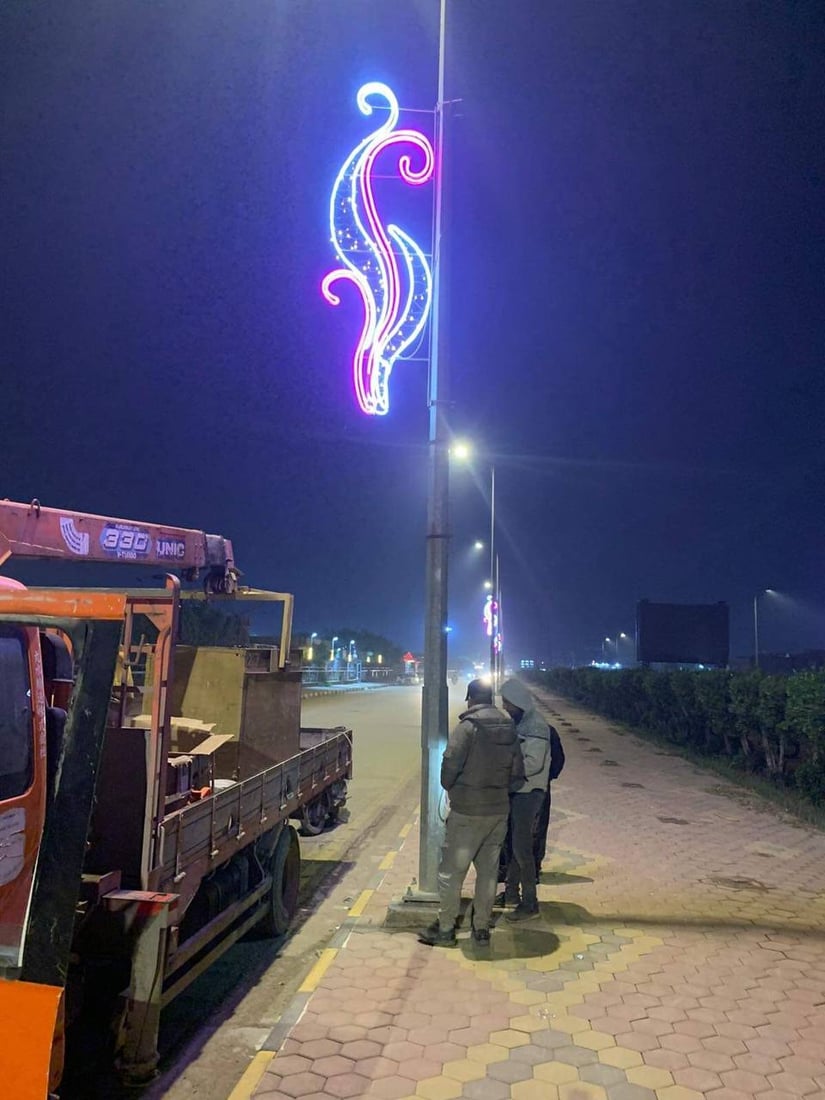 صور: البلدية مستاءة من حملة انتقادات واسعة لنشرات الزينة في شوارع الكوت