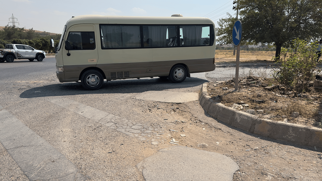 لە دەروازەکەوە تا ناو کۆڵانەکان چاڵ و چۆڵی دروست بووە