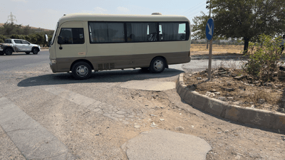 لە دەروازەکەوە تا ناو کۆڵانەکان چاڵ و چۆڵی دروست بووە