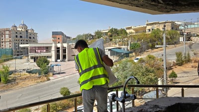 تیمەکان قۆڵیان لێ هەڵماڵیوە خانووەکانی دەوری لالەزار نۆژەندەکەنەوە