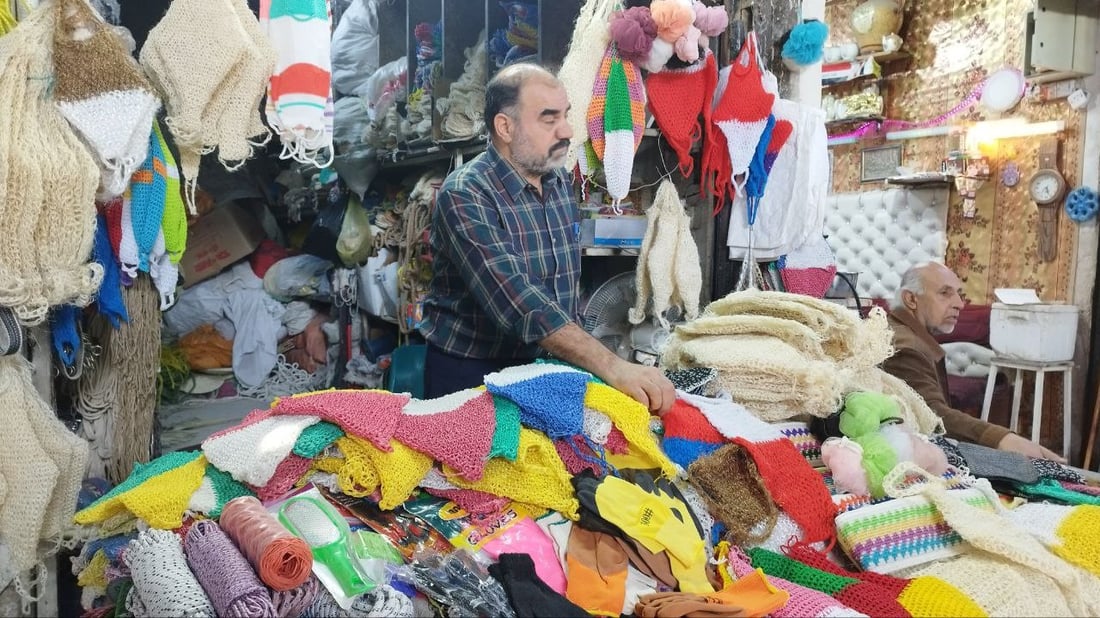 كبار السن في الحلة يدققون أثناء شراء “الليفة”.. سوتلي أم “ناعم بصراوي”؟ (صور)