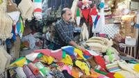 كبار السن في الحلة يدققون أثناء شراء 