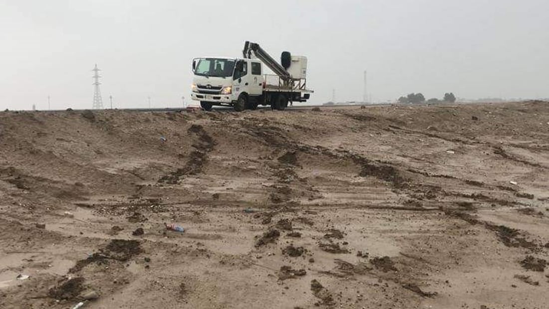 تحت الأمطار.. عدسة 964 ترصد عملا بطوليا لفريق كهربائي في الفاو