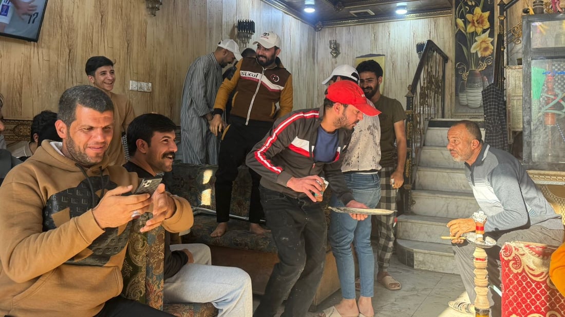 “عيطة” أشهر أسطة أراكيل في الزبير.. زبائنه تكفلوا بزواجه وأدمنوا خلطته! (صور)