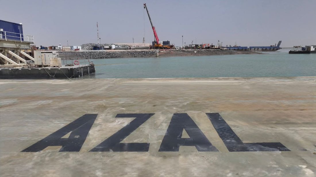 “أزل” تدخل أعمق مقطع مائي في خور الزبير ضمن مراحل نفق الفاو المغمور