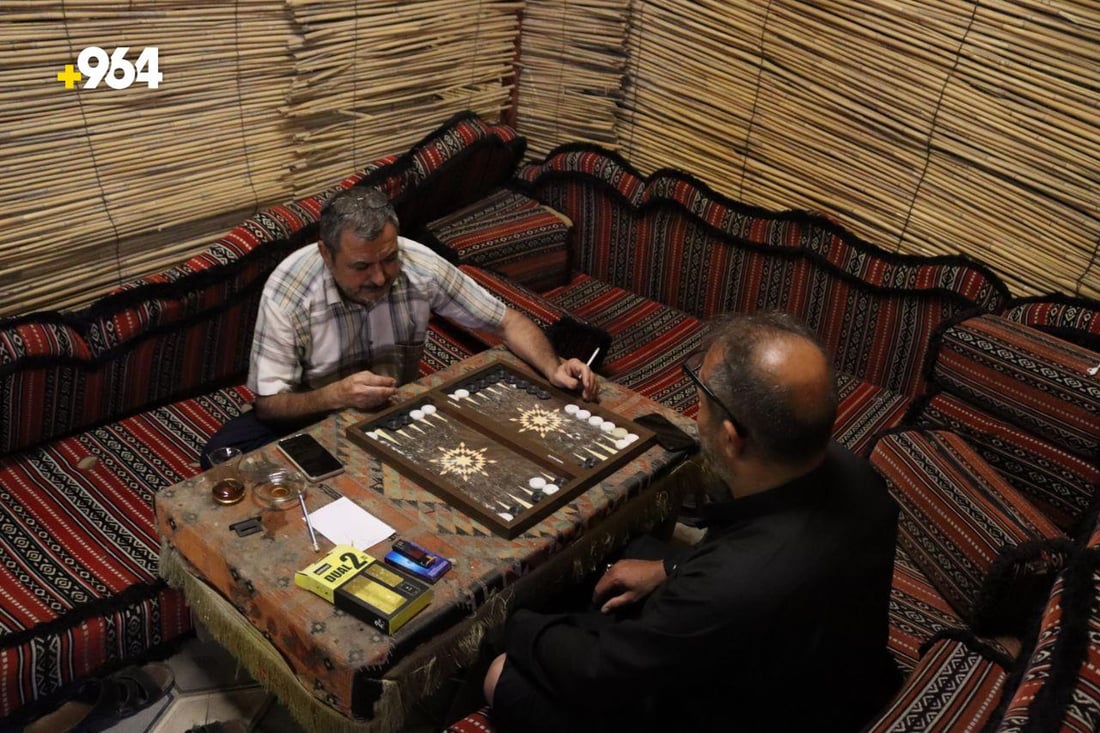 ماذا نفعل قبل الشتاء.. صاحب مقهى الريف في الحرية يشرك زبائنه في حوار ديمقراطي!