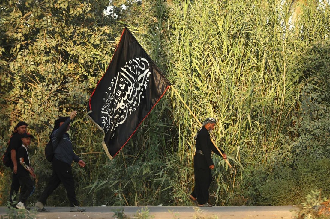 صور من بساتين بابل.. حشود الزائرين تشق طريقها نحو كربلاء مشياً على الأقدام