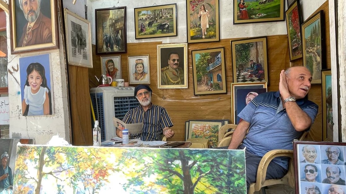 الفنان الذي اكتشفه وفد من ليبيا.. جلسة بين لوحات “صالح” في أصغر أزقة بعقوبة (صور)