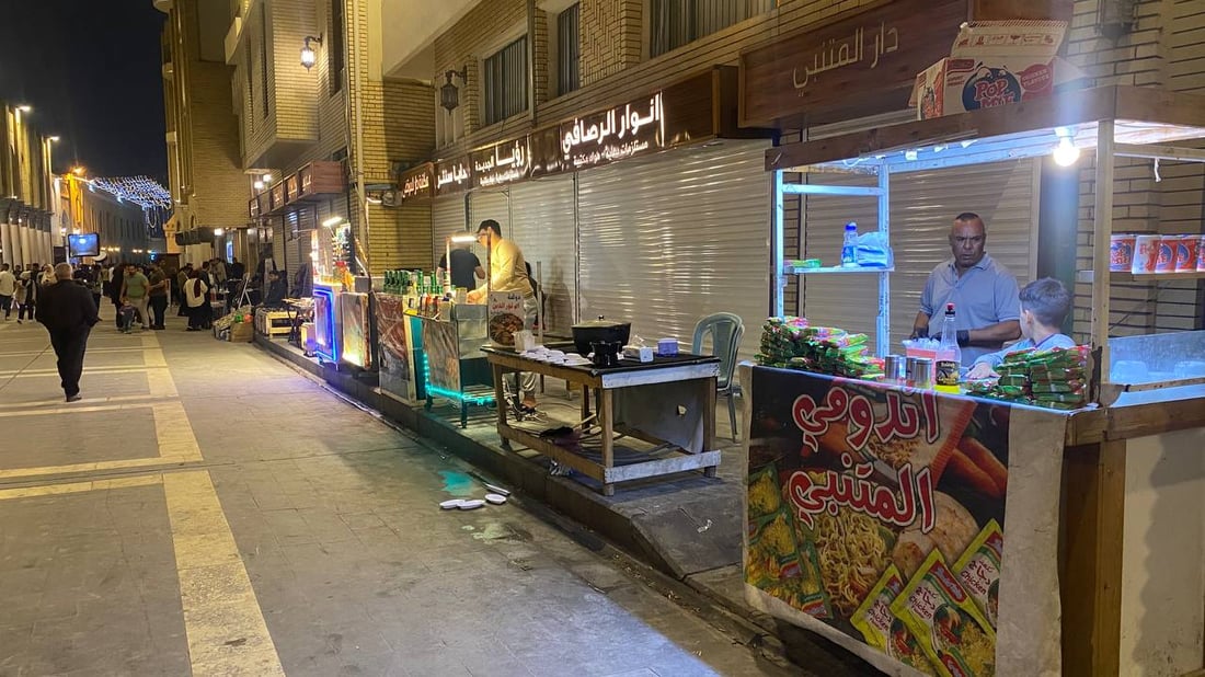 صور: ليل المتنبي لا يقل جمالاً عن نهاره.. باعة إندومي ودولمة وجبس نيتروجين!