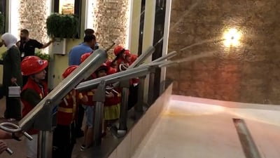 الأطفال “يلعبون” الطبيب والشرطي في مدينة ملاهي استثنائية بشارع فلسطين (فيديو)