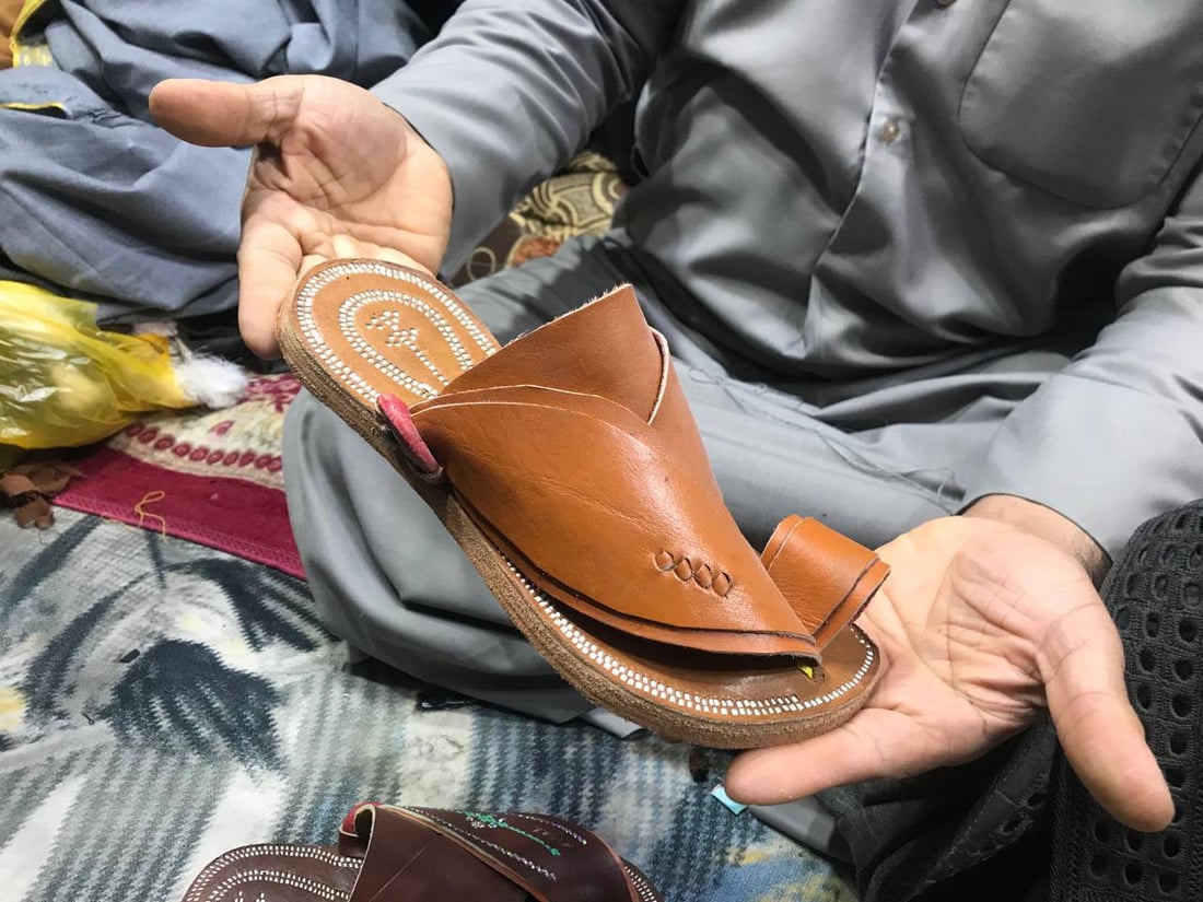 الزبير تصنع “نعل الخرازة” من جلد الجاموس وسعر الزوج يصل إلى 50 ألف دينار (صور)