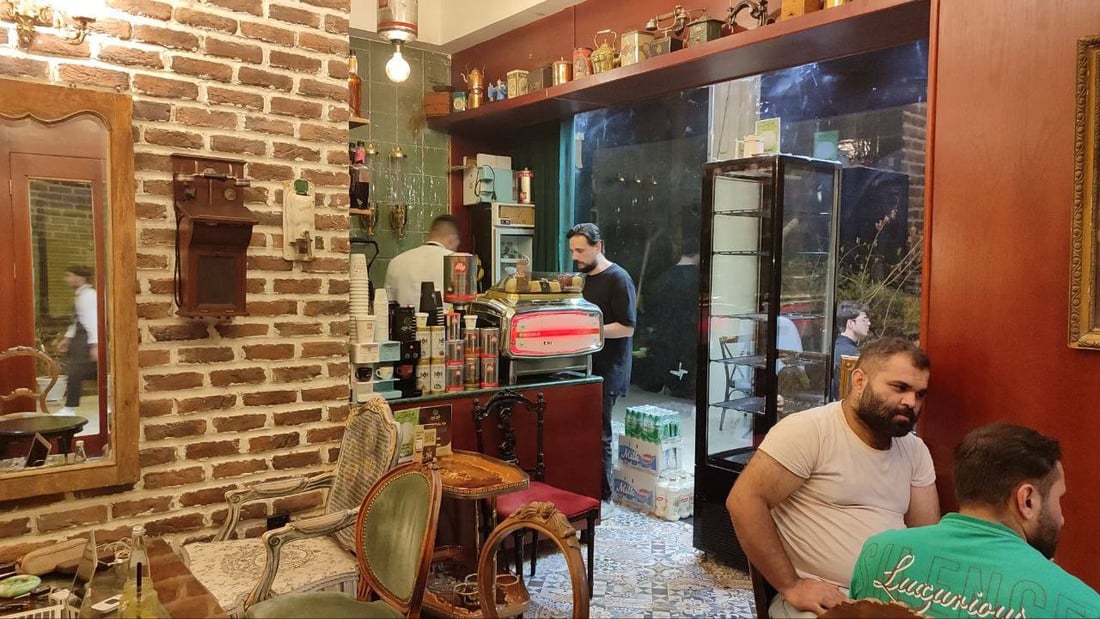 صور: لا أحد يكسر وحشة شارع الرشيد والظلمة إلا “مشمشة وZaza”