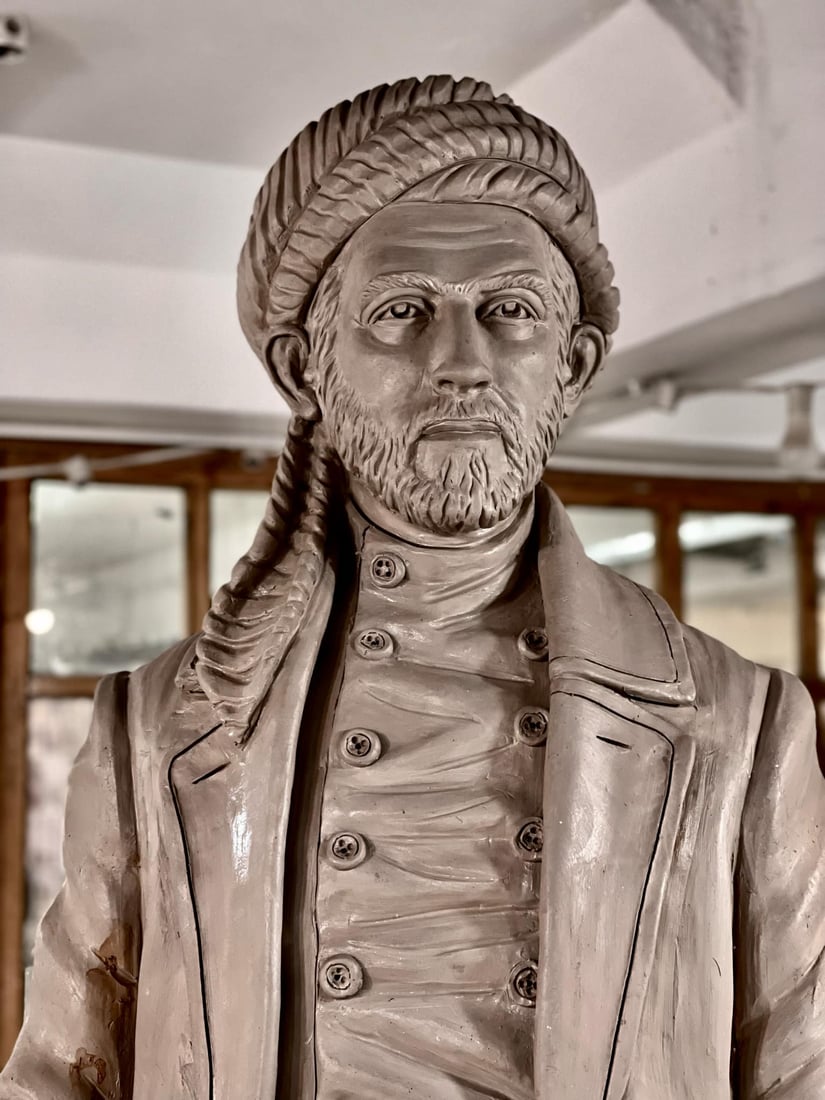 New statue honors Kurdish poet Mufti Penjweni in his hometown