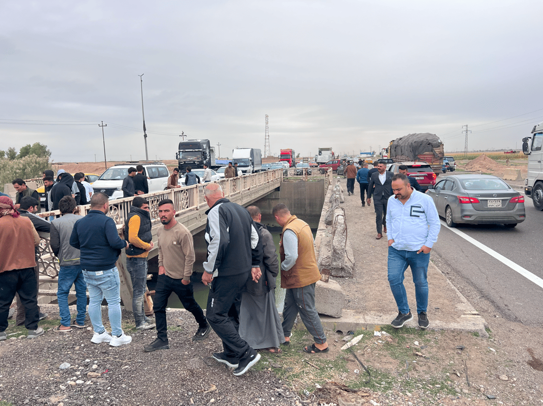 شاهد.. نقطة أمنية تنقذ سائقاً من البصرة بعد سقوطه في مشروع ري داقوق