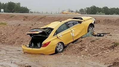 بقي عالقاً حتى أخرجه الأهالي.. إصابة سائق “سوناتا” بجروح خطرة بعد انقلاب سيارته