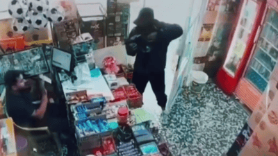 على طريقة العصابات الأجنبية.. كاميرات المراقبة توثق عملية سطو على أسواق في البصرة