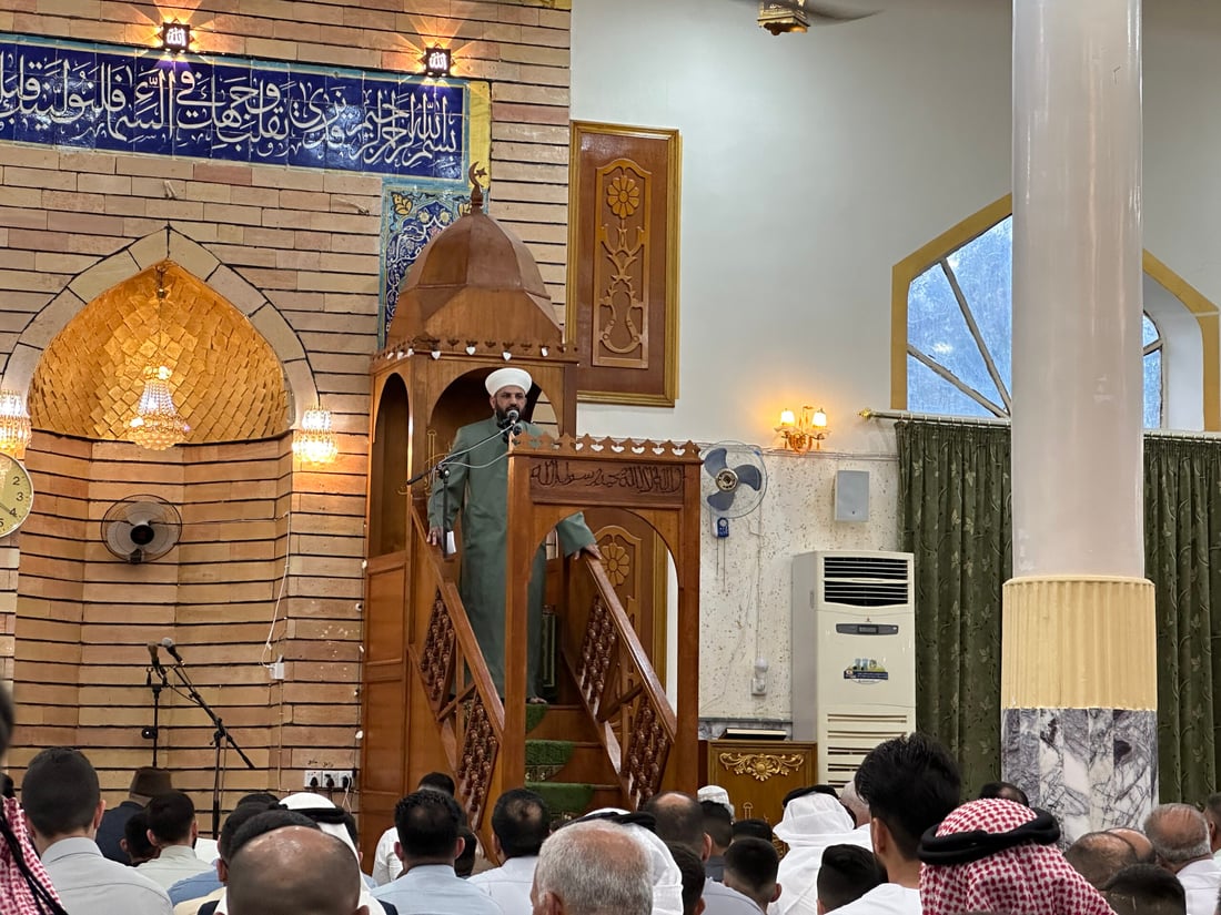 صور من حديثة: العشرات يؤدون صلاة العيد في جامع أحمد الرفاعي