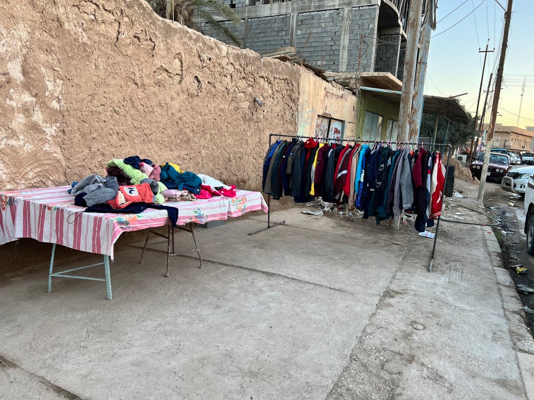 ملابس بالة الشتاء رخيصة لكن الأمر مازال محرجاً لبعض أهل حديثة.. صور من بسطة لؤي