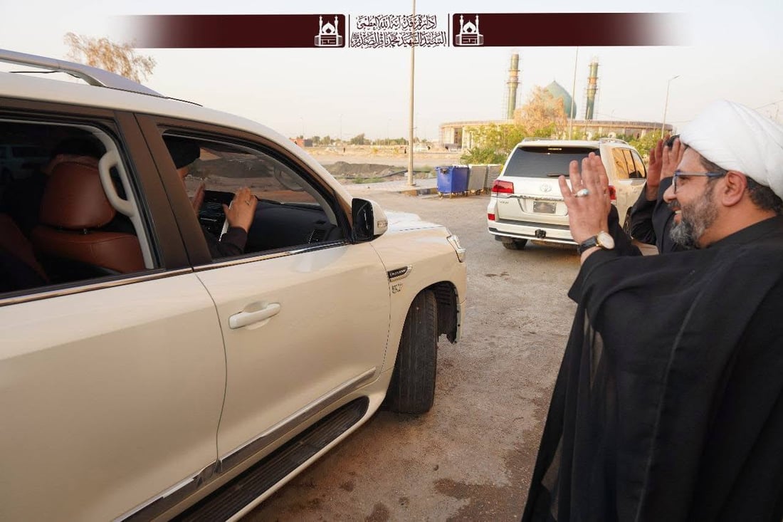 صور: مشاية أفريقيا يزورون الصدر في مرقد والده