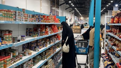 التجارة تطمئن العراقيين: لدينا خزين كافٍ من الحنطة والمواد الغذائية
