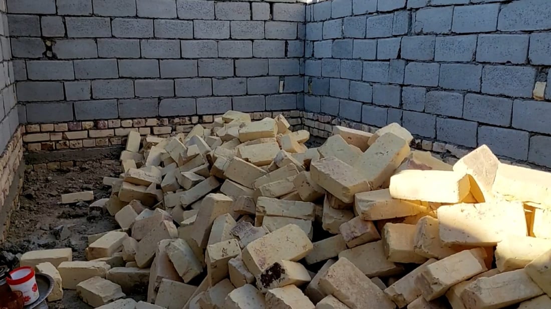 لا تستغربوا هذا من سوق الشيوخ.. لقد بنوا 53 منزلاً للفقراء رغم أن بهم خصاصة (صور)