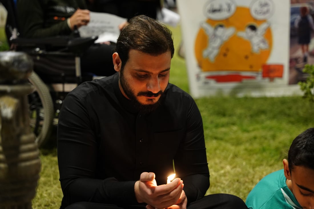 النجف توقد الشموع.. حزن وحداد على فاجعة الهارثة (صور)