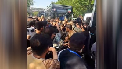 قائد الحرس الثوري يظهر على “دراجة” في تشييع خامنئي