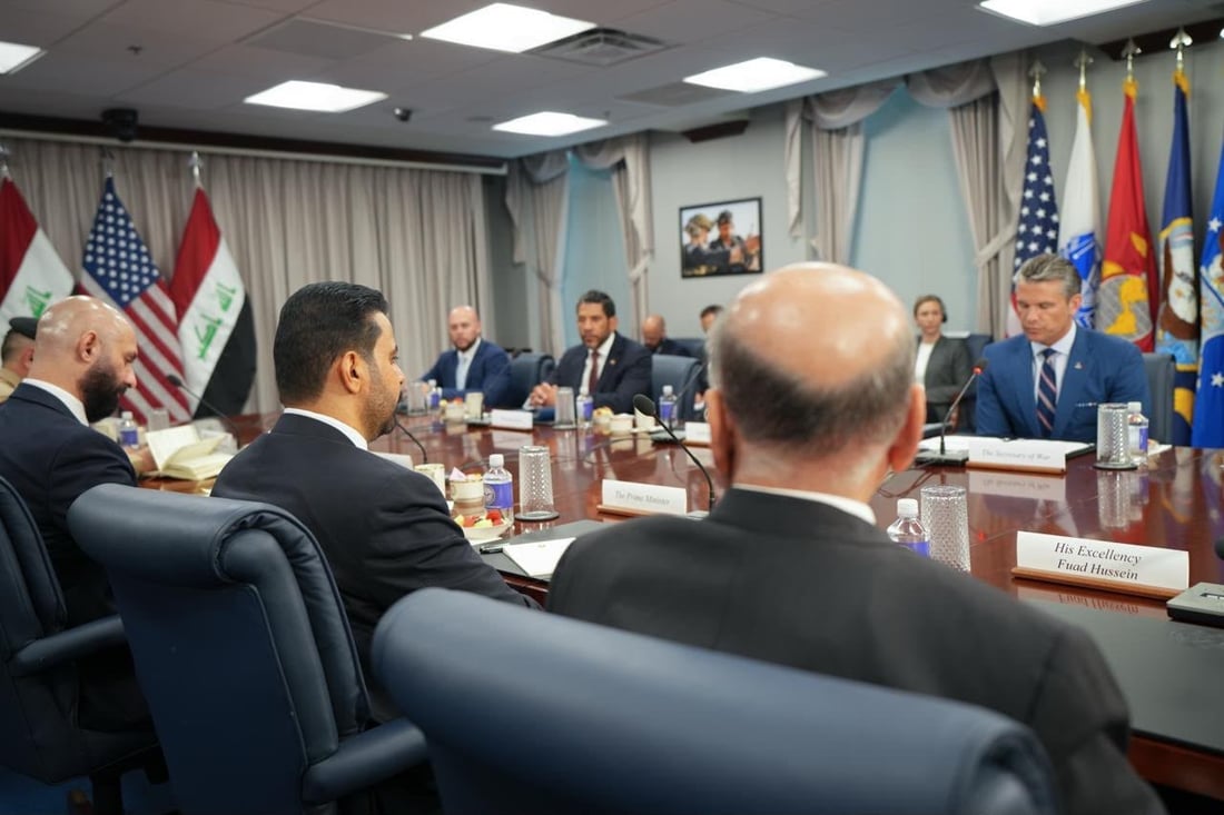 الزيدي يدخل وزارة الحرب الأميركية ويلتقي الوزير هيغسيث بالأحضان (صور)