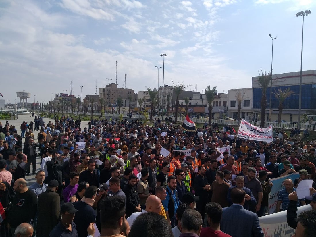 فيديو: تظاهرة للموظفين عند المنطقة الخضراء.. “سلم رواتب عادل أو الإضراب”