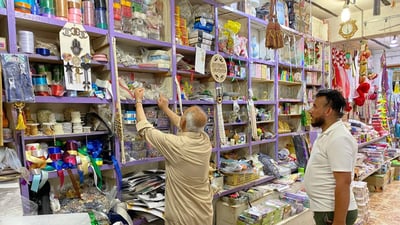 “بيت وريش” يرضي عشاق الأقمشة في هيت.. كلّ شيء متوفر والصيفي أرخص (صور)