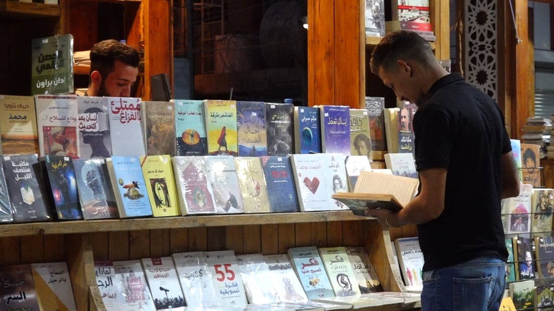 شاهد البصرة ليلاً.. شارع الكتب يضج باليافعين ويغريهم النقد الديني وأعمال الرواية
