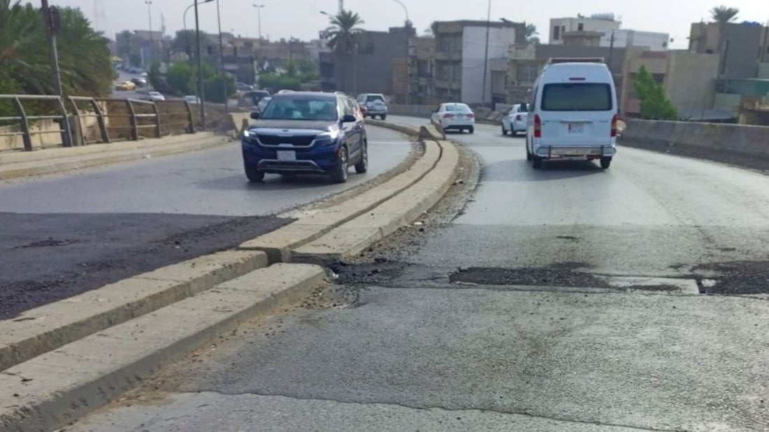 انتظرنا 60 يوماً من أجل هذا؟!.. صدمة للمارة على جسر السفارات في بغداد (صور)