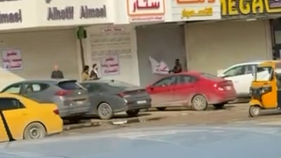 فيديو: الأمن منشغل بإزالة لافتات المحلات المغلقة ببغداد