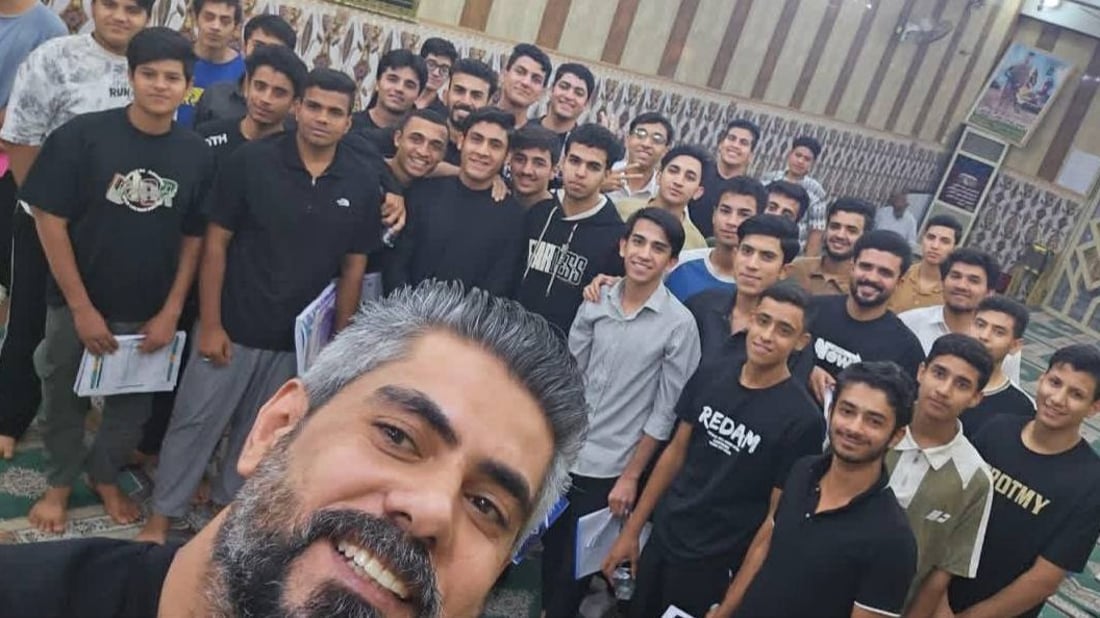 مدرس كيمياء ينقل محاضرات مدرسة “معطلة” إلى جامع في خور الزبير (صور)