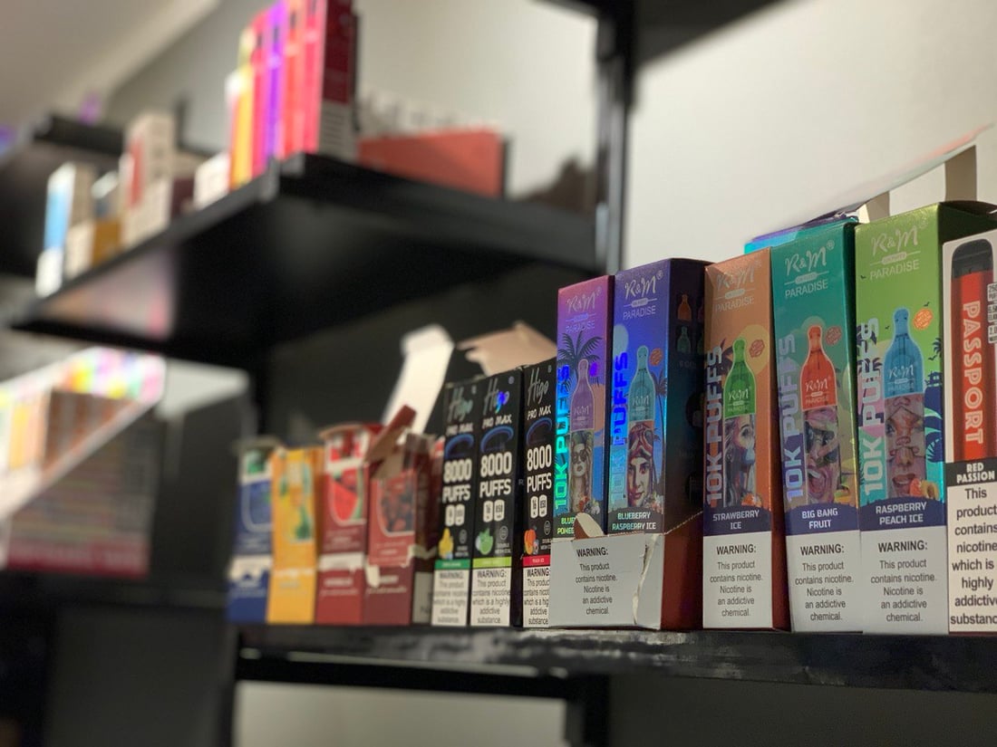 مدخنو السكائر يواصلون هجرتهم إلى “الڤيب”.. والمضار المفترضة لا تزال مجهولة